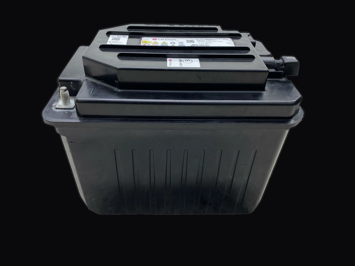 BMW 48V mild-hybrid lithium battery, side view with the 10 Ah / 440 Wh / 44 V label – LG Chem Bat48 Gen1.0